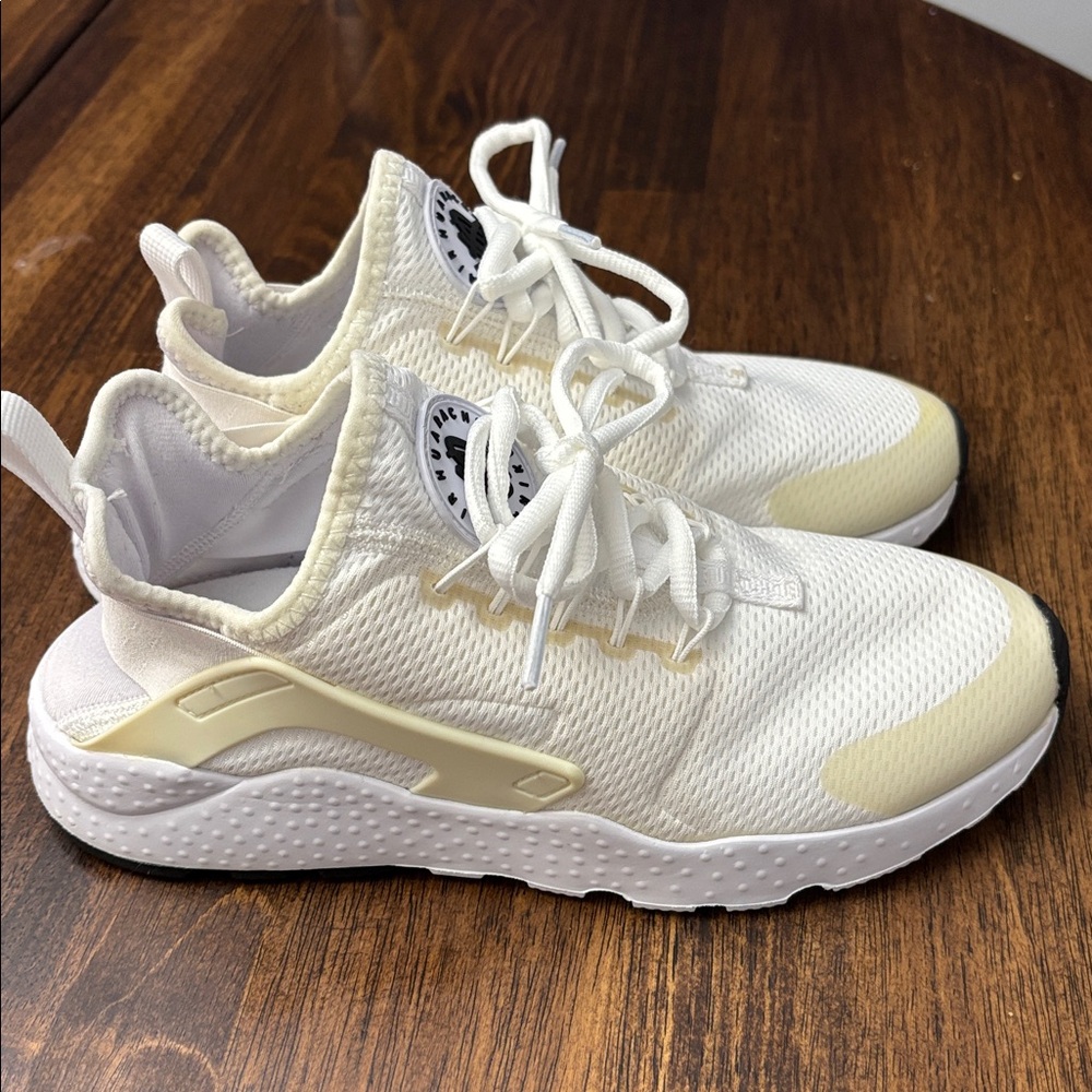 Nike Air Huarache Women’s Trainers - White & Cream